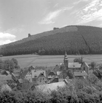 Der Istenberg bei Bruchhausen mit Blick auf die Felsen des Naturschutzgebietes Bruchhauser Steine