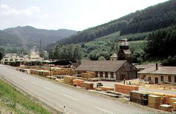 Stuhlfabrik bei Elleringhausen: Werksgebäude mit Holzlager
