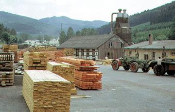 Stuhlfabrik bei Elleringhausen: Holzlager mit Blick auf das Werksgebäude