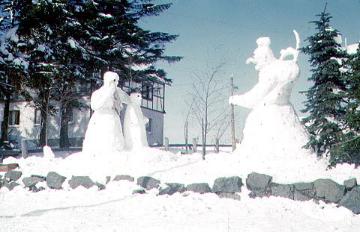 Schneefiguren auf dem Schulhof der Dorfschule