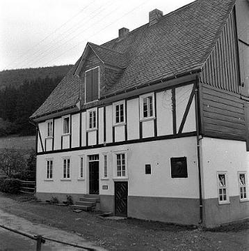 Geburtshaus des Augenarztes und Schriftstellers Johann Heinrich Jung-Stilling (1740-1817), Jung-Stilling-Straße 16 - Ursprungsbau abgebrannt im August 1928, Nachfolgebau eingeweiht  im Oktober 1929