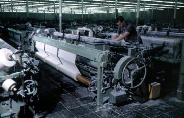 Textilindustrie in Greven, 1964: Damastweberei Schründer & Söhne, Weber an der Webmaschine