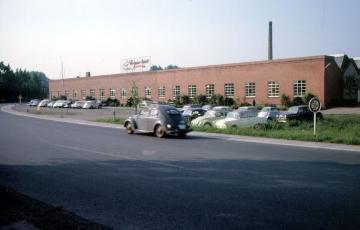 Textilindustrie in Greven, 1964: Weberei Cramer, Werksgebäude mit Parkplatz