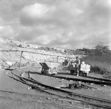 Im Kalksteinbruch: Abtransport der Gesteinsausbeute mit Kipploren