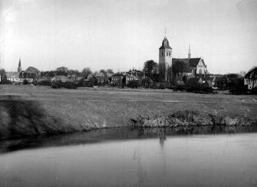 Greven, um 1940: Blick über die Ems auf die St. Martinus-Kirche
