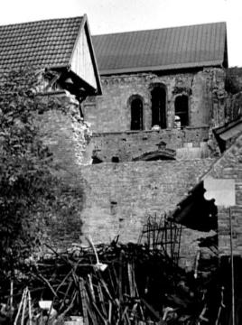 St. Paulus-Dom: Blick über den Kreuzgang auf das zerstörte Kirchenschiff