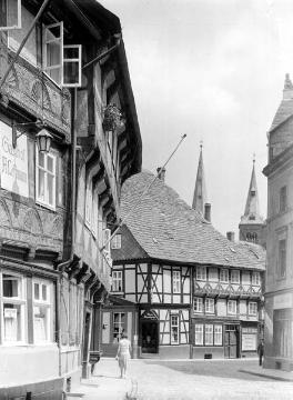 Höxter-Altstadt: Gasthof Lessmann "Zur guten Quelle" (erbaut 1578), Westerbachstraße 4, und die „Rats-Apotheke“, Marktstraße 2. Weserrenaissance. Undatiert, um 1944?