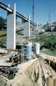 Rohbau der Stockwerkbrücke Dumicketal - 283 m lange Auto- und Eisenbahnbrücke über den 1965 gestauten Biggesee