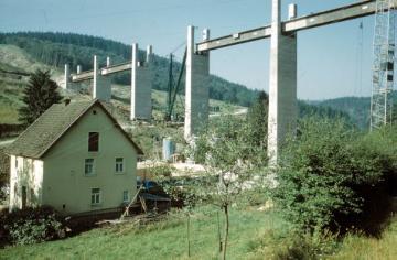 Rohbau der Stockwerkbrücke Dumicketal über den 1965 gestauten Biggesee mit Blick auf die später geflutete Ortschaft Imminghausen