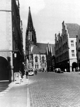 Blick über den wiederaufgebauten Prinzipalmarkt auf die restaurierte Lamberti-Kirche