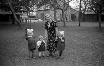 Frau Martin Stenkamp, geborene Stegerhütte mit ihren Kindern