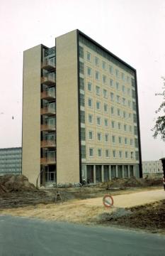 Neu erbautes Schwesternwohnheim des Marienhospital Marl, Zeppelinstraße, im Hintergrund das Marienhospital, 1961.