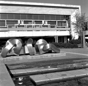 Skulpturenpark Marl: "Naturmaschine, 1969" - Monumentalplastik von Brigitte und Martin Matschinsky-Denninghoff. Standort Creiler Platz am Rathaus und Skulpturenmuseum Glaskasten, 1970.