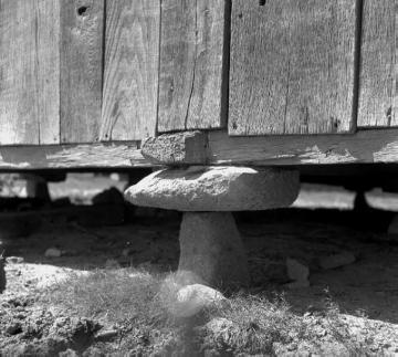 Steinbohlen als Unterbau eines Kornspeichers ("Pinn- oder Museschüer") zum Schutz gegen Nagetiere, Hof Heinrich Schwermann, Bauerschaft Vowinkel