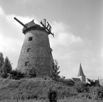 Blick auf die Wellingsche Kappenwindmühle (Korn- und Ölmühle) vor der Restaurierung