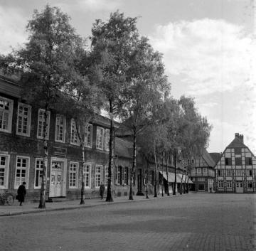 Wiedenbrück, Marktplatz: Blick auf die "Marktapotheke" (links im Bild) und das einstige Wohnhaus der Dichterin Luise Hensel (Fachwerkhaus rechts im Bild)
