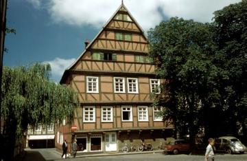 Wiedenbrück, Marktplatz: Fachwerkgebäude mit vorkragenden Geschossen und kunstvoller Balkenschnitzerei (vgl. auch Bild Nr. 8820)
