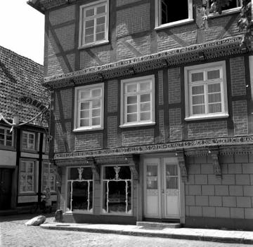Wiedenbrück, Marktplatz: Fachwerkgebäude mit vorkragenden Geschossen und kunstvoller Balkenschnitzerei (vgl. auch Bild Nr. 8819)
