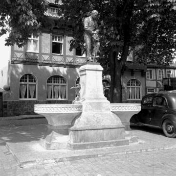 Wiedenbrück, Marktplatz: Brunnen mit Statue "betender Landmann" an der Aegidius-Kirche