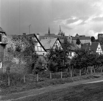 Fachwerkhäuser an der ehemaligen Stadtmauer mit Blick zur Oberstadt