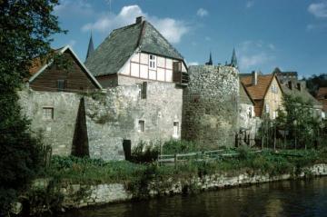 Turmruine und Stadtmauer: Reste der ehemaligen Stadtbefestigung am Ufer der Diemel
