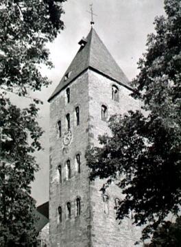 Der Turm der Pfarrkirche St. Kilian in Brenken