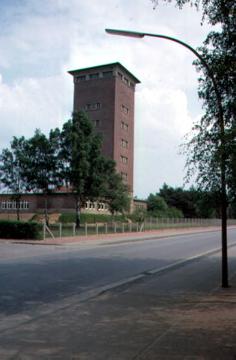 Blick auf den Wasserturm, erbaut 1931 (später technisches Kulturdenkmal)