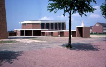 Moderne Sakralarchitektur: Die katholische Pfarrkirche St. Josef mit freistehendem Glockenturm, erbaut 1962/63, Architekt: Ludger Kösters, Köln