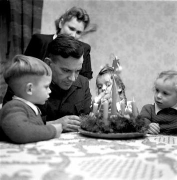 Nikolausabend bei Familie Heinrich Ostendorf, Anzünden des Adventskranzes, undatiert, 1940er Jahre?