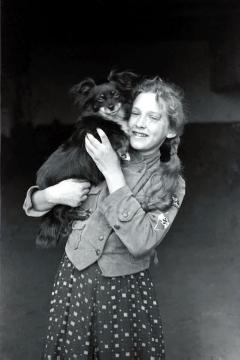 Tochter der Familie Seier in der Uniform der "Jungmädel" (Hitlerjugend) mit Hund