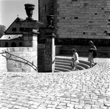 Der Treppenabstieg vom Domturmplatz zu den Kaiserpfalzen