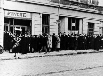 Nachkriegszeit: Käuferschlange vor dem Tabakwarengeschäft Wilhelm Fincke in der Hammer Straße in Münster