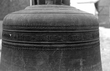 Ablieferung der Glocken, auf dem Kirchplatz aufgestellte Martinsglocke, Inschrift