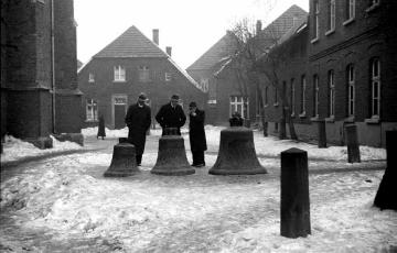 Ablieferung der Glocken, die drei Glocken auf dem Kirchplatz