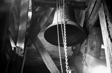 Ablieferung der Glocken, eine Glocke, wird für den Abtransport vorbereitet