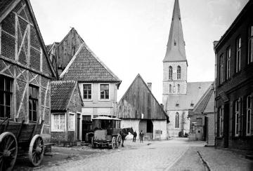 Blick durch die Dorfstraße auf die Kirche St. Andreas in Hullern (?)