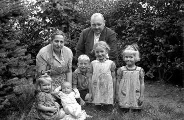 Familie Kösters mit ihren Kindern Hedwig, Bernhard, Heinz, Anneliese und Elfriede