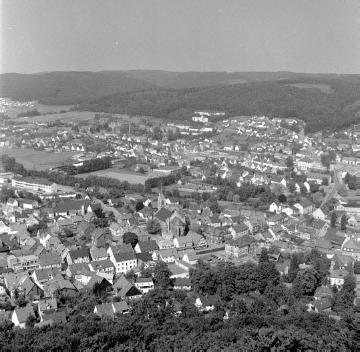 Blick vom Bielstein auf Niedermarsberg: Im Vordergrund der Ortskern mit St. Magnus-Kirche