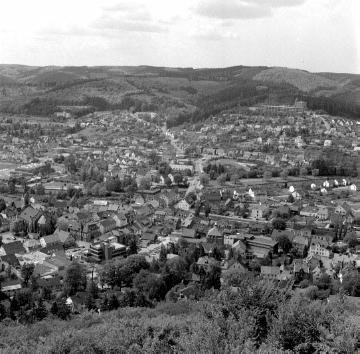 Blick vom Bielstein auf Niedermarsberg: Im Vordergrund der Ortskern mit St. Magnus-Kirche