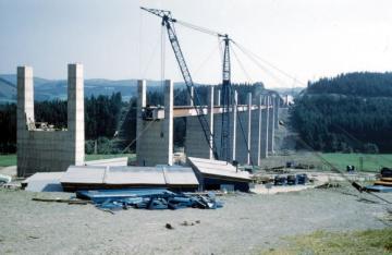 Rohbau der Stockwerkbrücke Listertal am Bausenberg bei Klinke - 314 m lange Auto- und Eisenbahnbrücke über den 1965 gestauten Biggesee