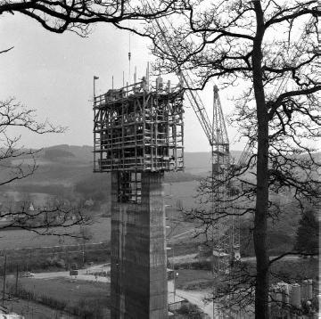Bau eines Brückenpfeilers für die Stockwerkbrücke Dumicketal - 283 m lange Auto- und Eisenbahnbrücke über den 1965 gestauten Biggesee