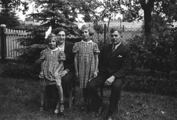 Familie Heinrich Cluse mit Kindern im Garten