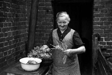 Frau Becker, geborene Lanvermann beim Gemüse putzen