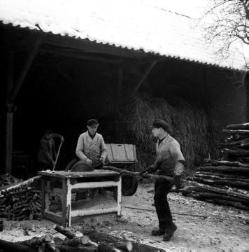 Bei der Arbeit auf dem Holzplatz, Franz Droste und Bernhard Fölting an der Kreissäge