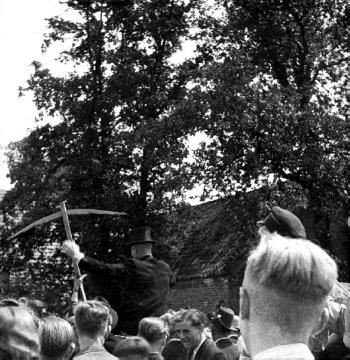 Schützenfest, Menschenmenge mit den neuen Schützenkönig Alois Kösters