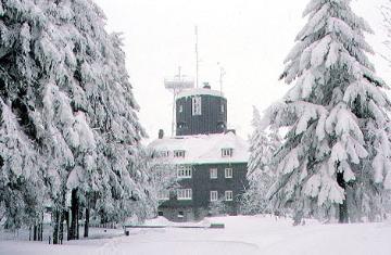 Der Astenturm auf dem verschneiten Kahlen Asten, erbaut 1884-1895, 1918 Ausbau zur Wetterstation des Wetteramtes Ess