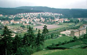 Niedermarsberg, Ortsansicht mit neuer Einfamilienhaus-Siedlung im Hintergrund (Blick vom Bilstein Richtung Essentho)