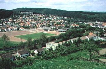 Blick auf Niedermarsberg, Ortsansicht mit Sportplatz