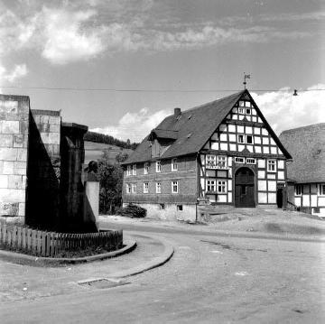 Assinghausen: Ackerbürgerhaus und Denkmal des Wilhelm Grimme (Gymnasialdirektor und Mundartdichter) am Dorfplatz