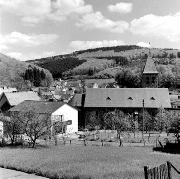 Ortschaft Antfeld mit Blick auf die St. Marien-Kirche, eingeweiht 1938